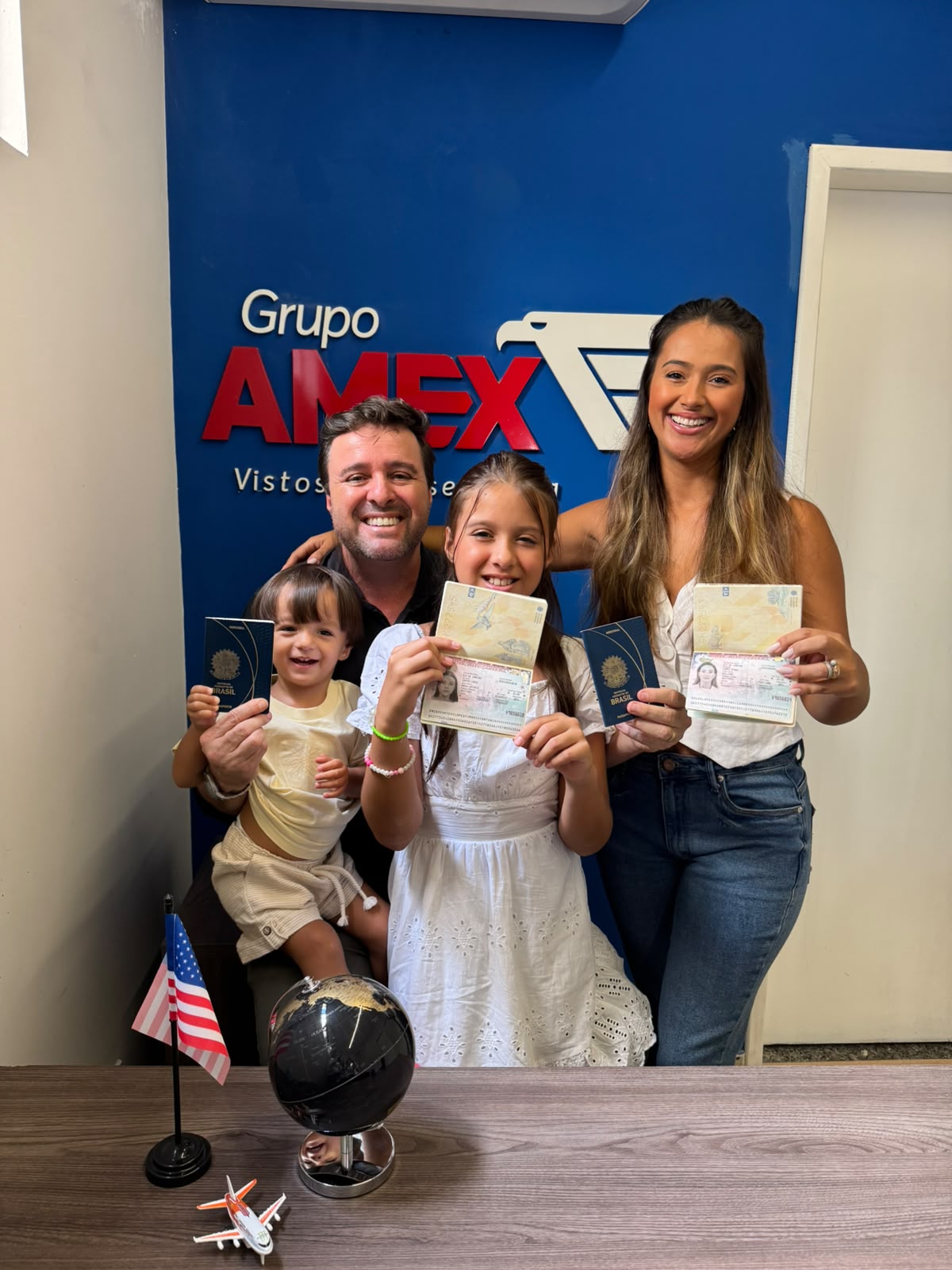 Família aprovada com vistos americanos no escritório do Grupo AMEX