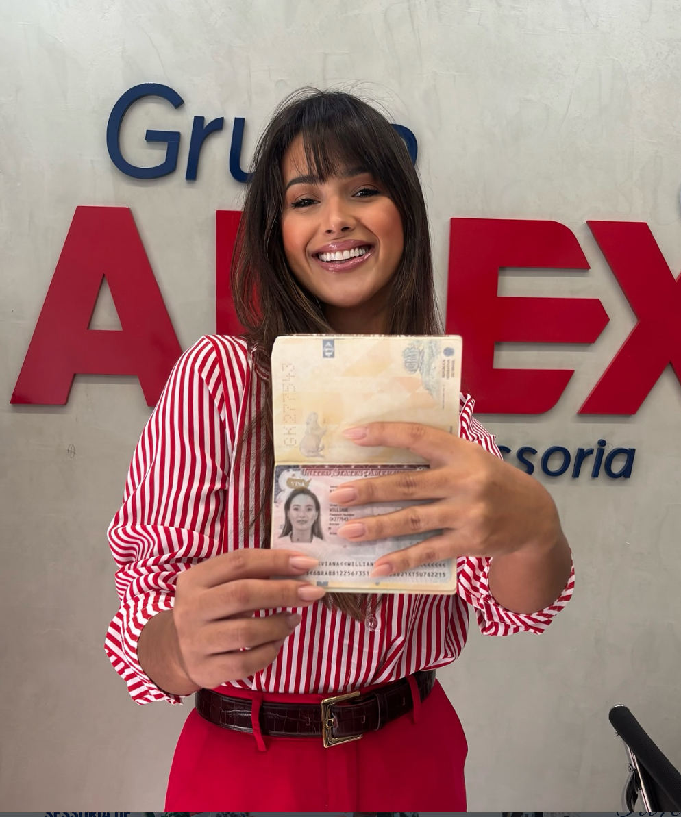 Cliente aprovada exibindo visto americano no escritório da AMEX