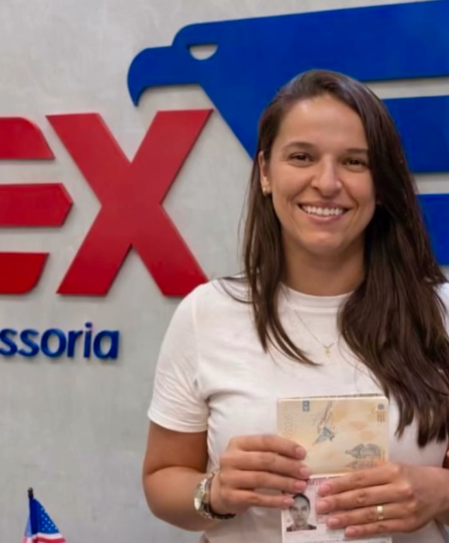 Cliente aprovada segurando passaporte na AMEX