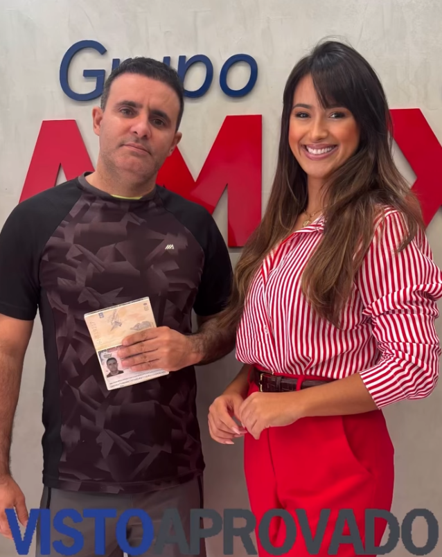 Cliente aprovado com passaporte ao lado da consultora AMEX