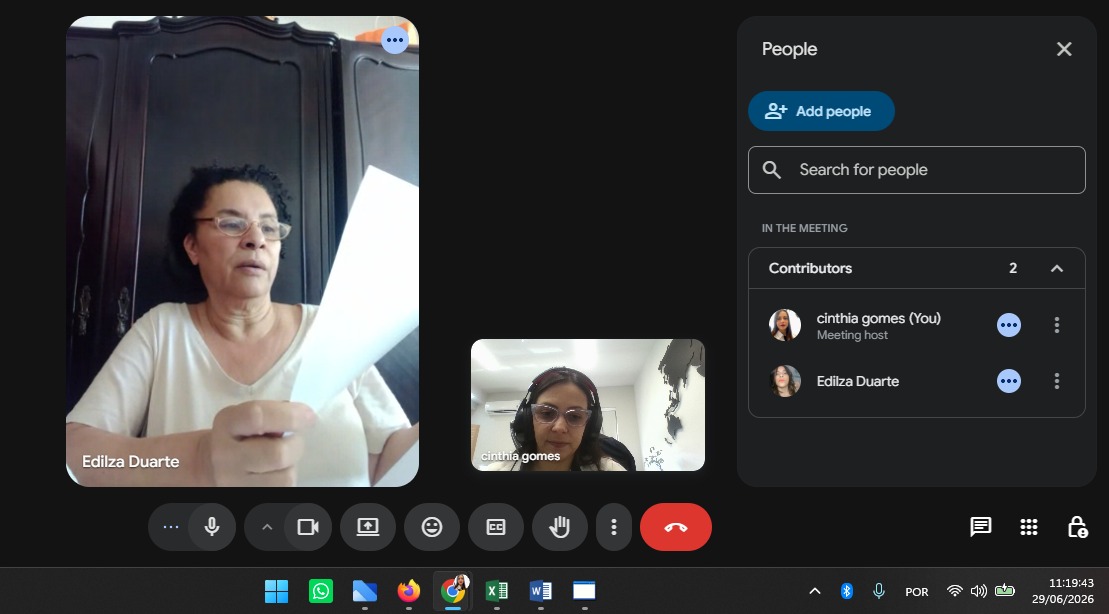 Reunião online do Grupo AMEX com cliente revisando documentos